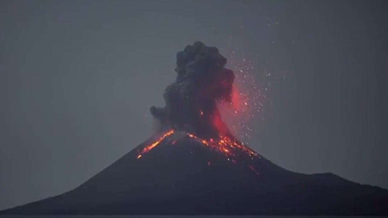 Semeru Yanardağı’nda art arda iki patlama