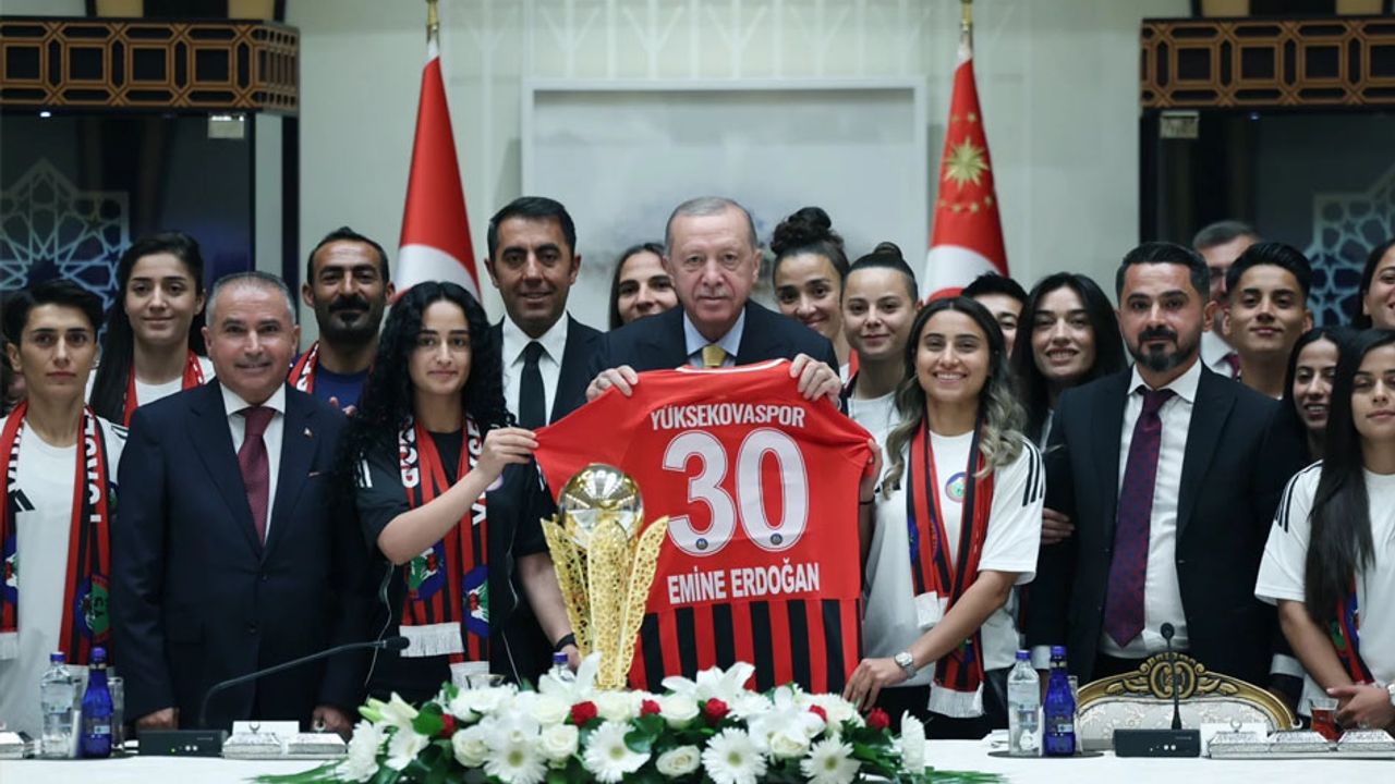 Cumhurbaşkanı Erdoğan, Yüksekovaspor Kadın Futbol Takımı’nı ağırladı
