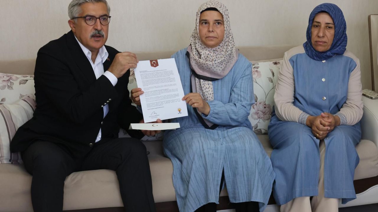 AK Parti Genel Başkan Yardımcısı Yayman, Hatay’da şehit ailesini ziyaret etti