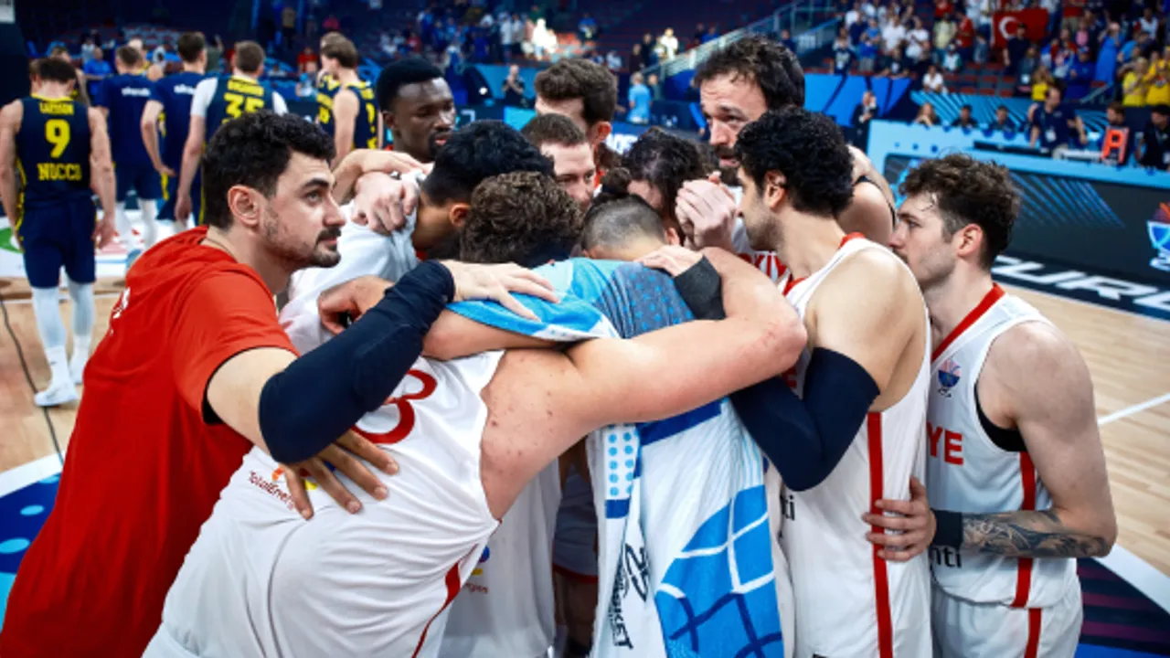 12 Dev Adam yarı final için sahada: Rakip Polonya