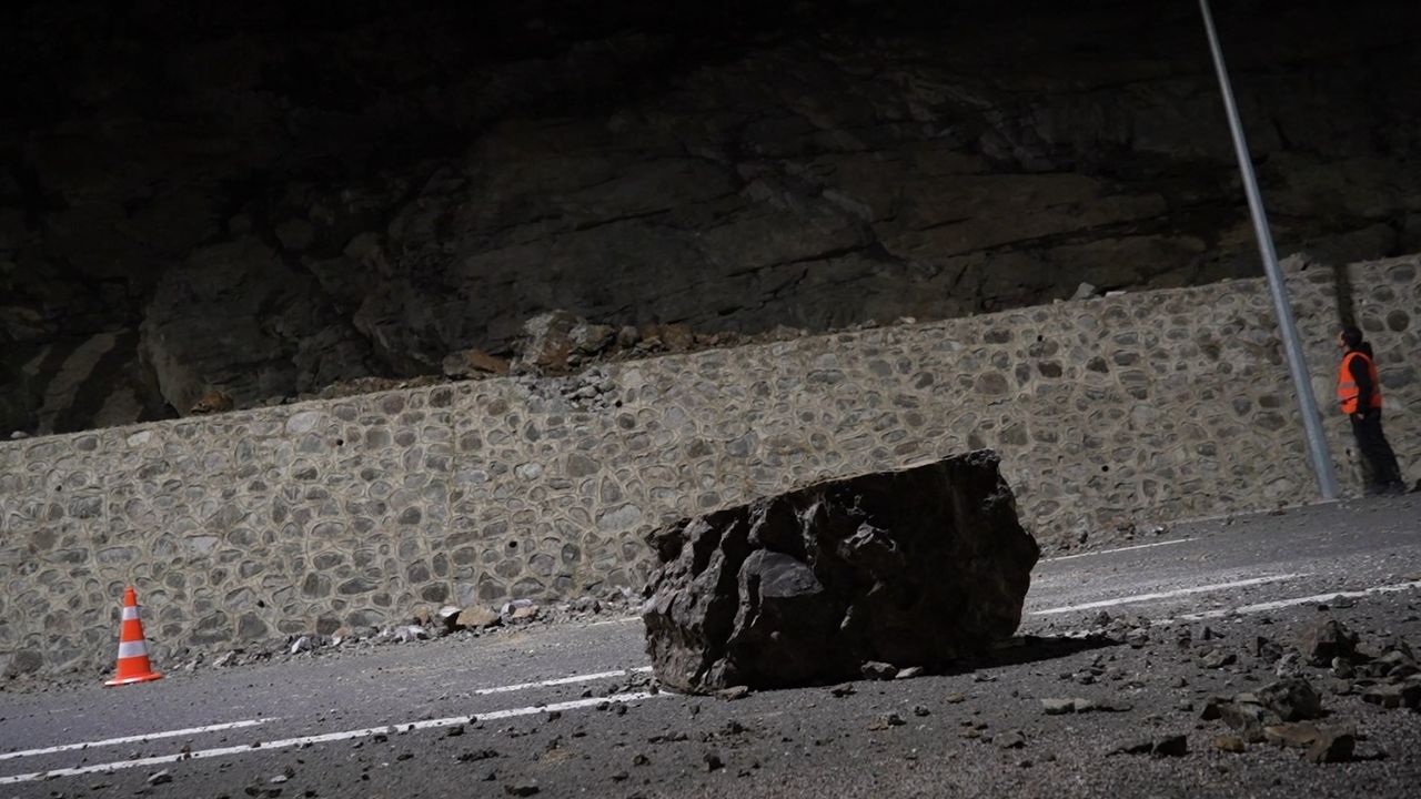 Artvin’de heyelan: Karadeniz sahil yolu trafiğe kapandı