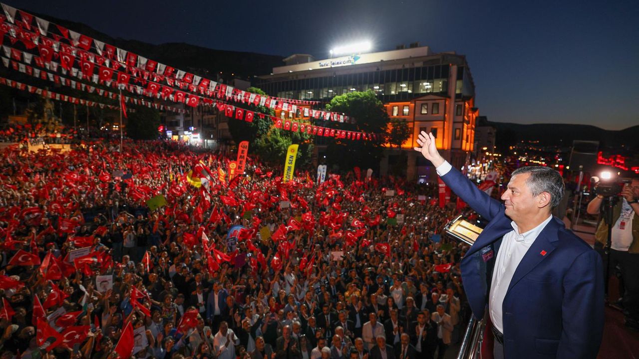 Özgür Özel Amasya’da konuştu: “Milletin rızası olmayan hiçbir düzen meşru değildir”