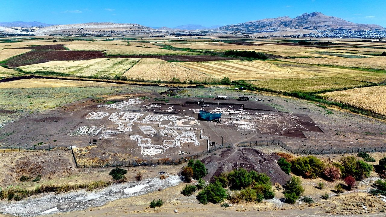 Çayönü tepesi’nde 9 bin 500 yıllık kamusal yapı gün yüzüne çıkarıldı