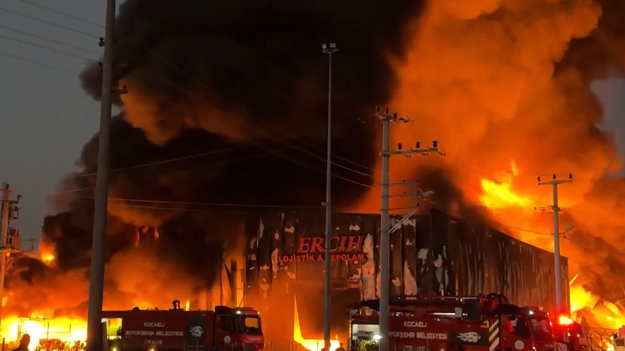 Kocaeli’de lojistik deposunda yangın: Ekipler kontrol altına aldı