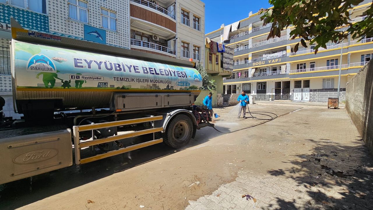 Geceyi gündüze katan temizlik ekibi, Eyyübiye’yi baştan aşağı temizliyor