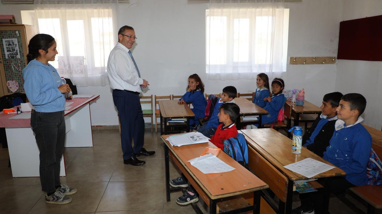 Vali Ziya Polat’tan Tekneli Köyü İlkokulu’na ziyaret