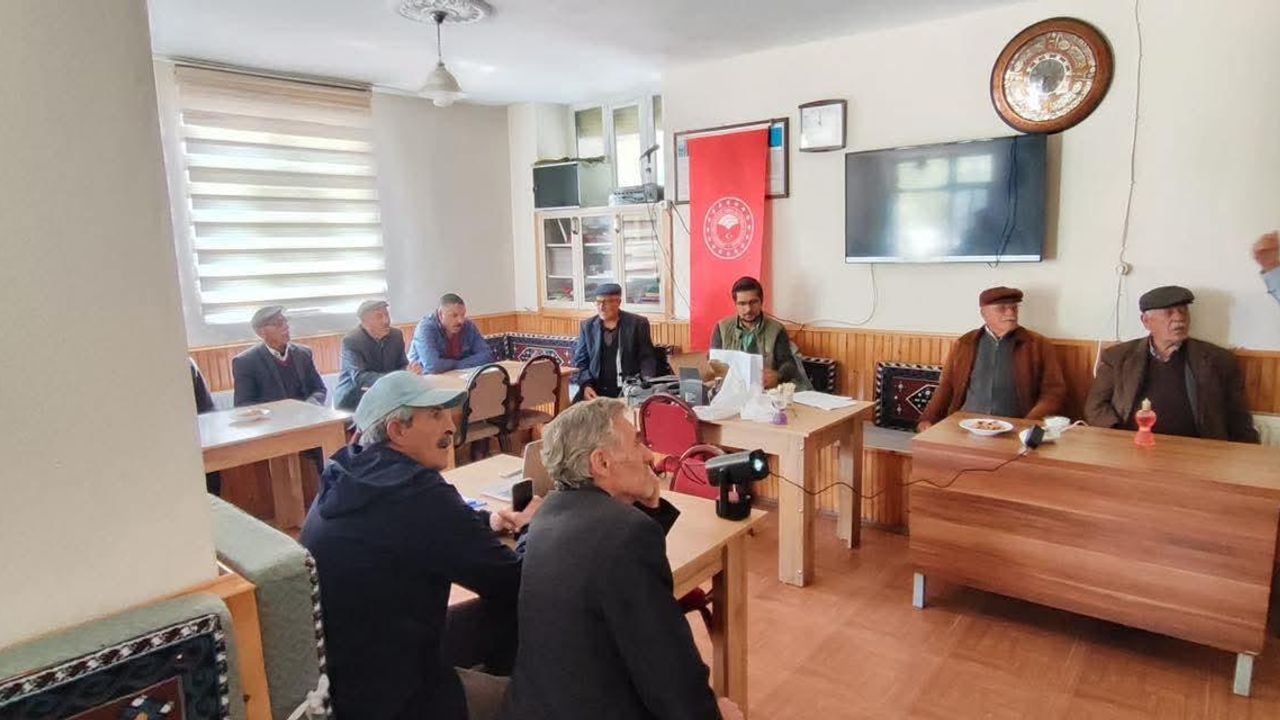 Kars’ta çiftçilere şarbon eğitimi verildi