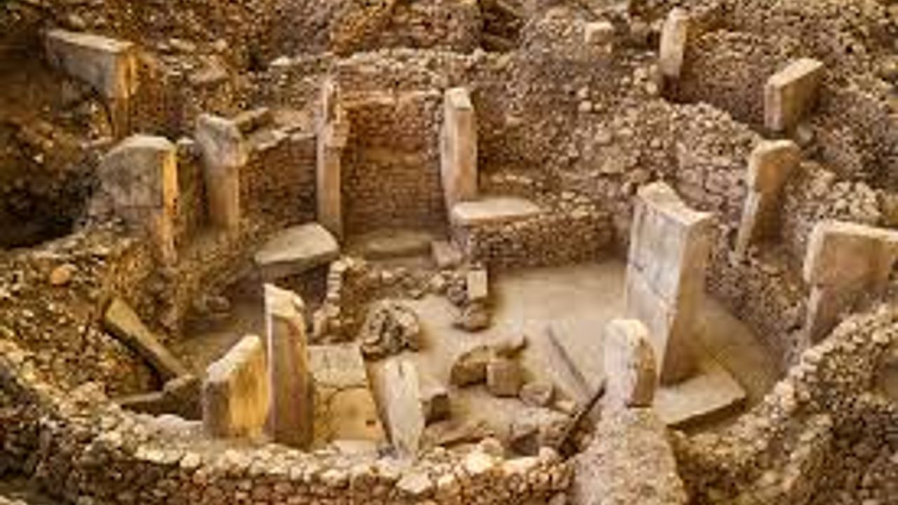 Göbeklitepe’de adak olarak yerleştirilmiş insan heykeli bulundu