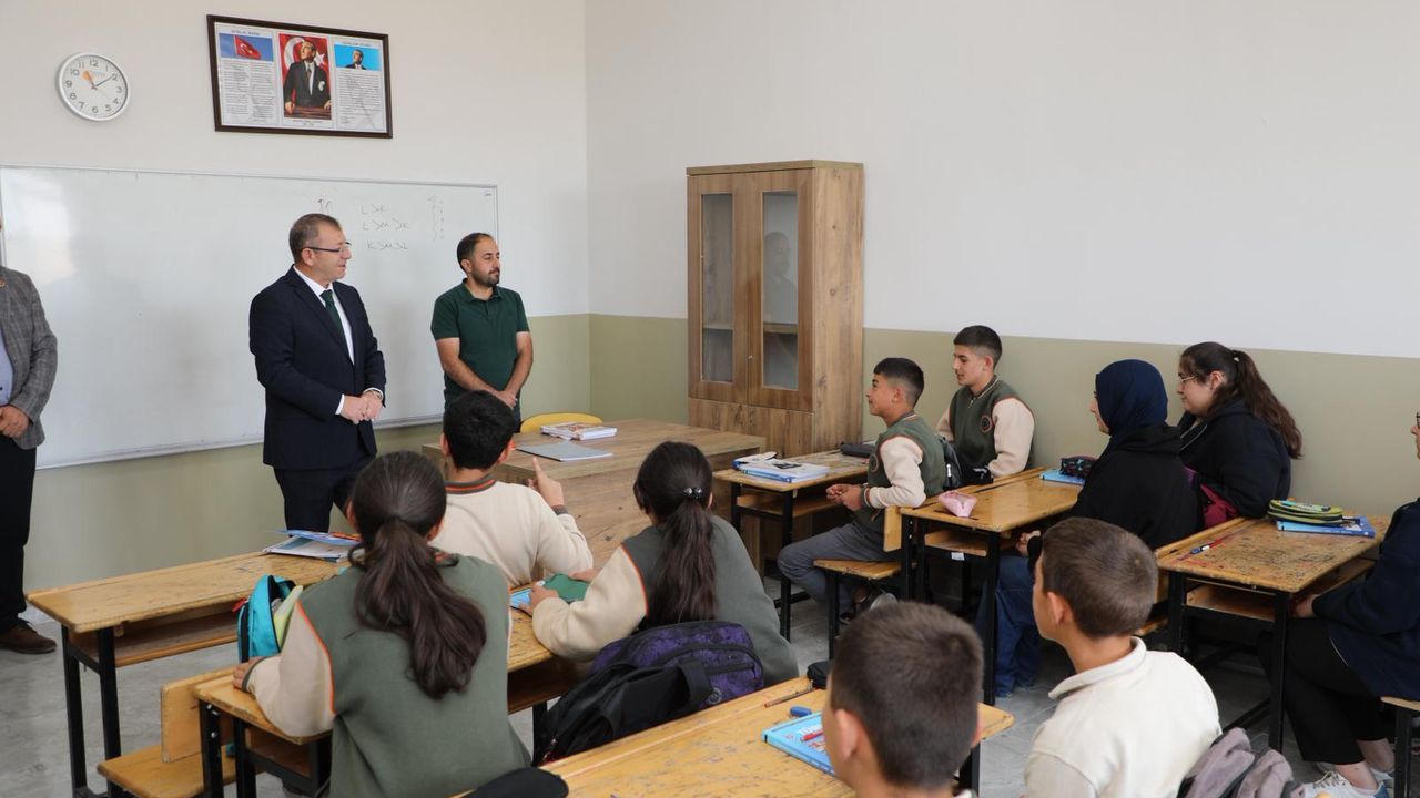 Kars Valisi Ziya Polat’tan İstiklal Ortaokulu’na Ziyaret