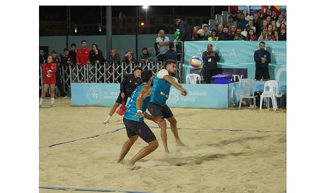 Türk voleybol tarihinde bir ilk yaşandı! Plaj Voleybolu Erkek Milli Takımı ilk kez şampiyon oldu.
