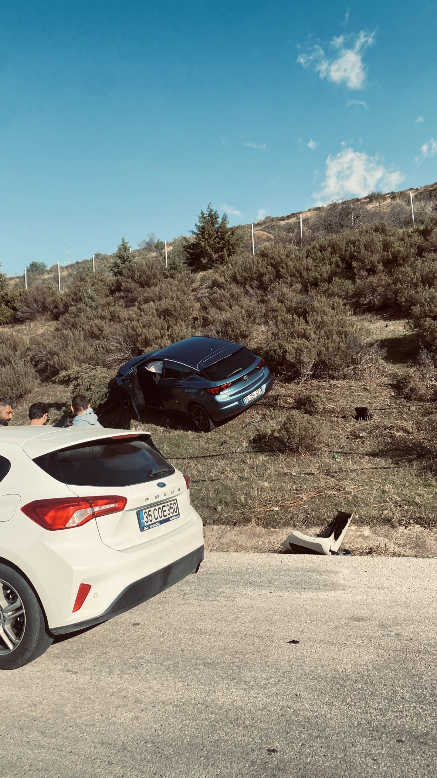 İzmir Otoyolunda Korkunç Anlar: Kontrolden Çıkan Araç Dağ Yamacına Savruldu