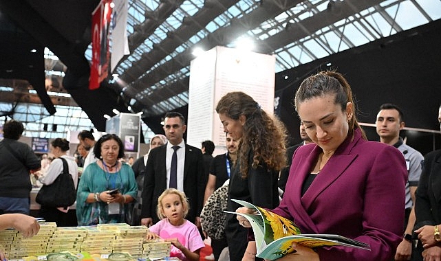 Ahmet Ümit Antalya Kitap Fuarı’nda okurlarıyla buluştu