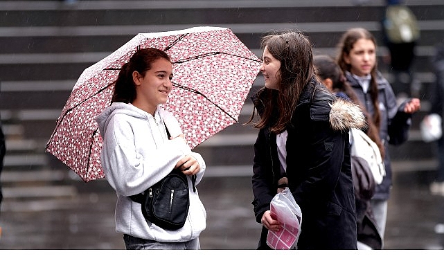 Kitap sevgisi o şarkıyı hatırlattı; “Dışarıda yağmur var aldırmıyorum”