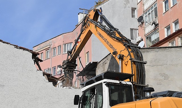 Osmangazi Belediyesi’nden tarihi koruyan yıkım