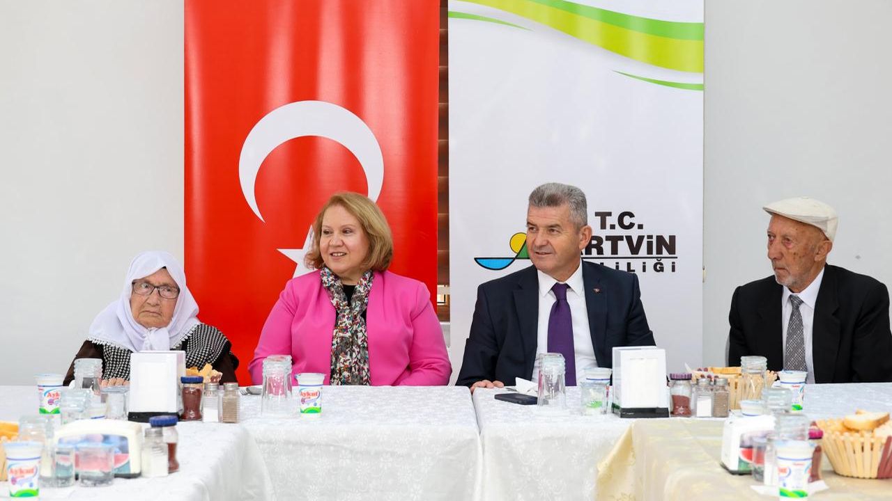 Artvin Valisi Ergün, sakin şehir Şavşat’ta huzurevi sakinlerini ziyaret etti