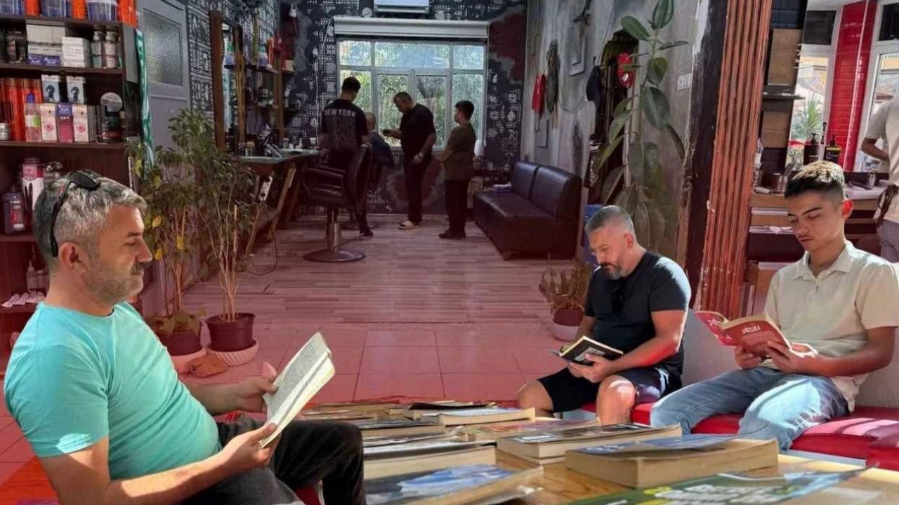 Serik’te kitapsever esnaf: Müşteriler sıra beklerken kitap okuyor