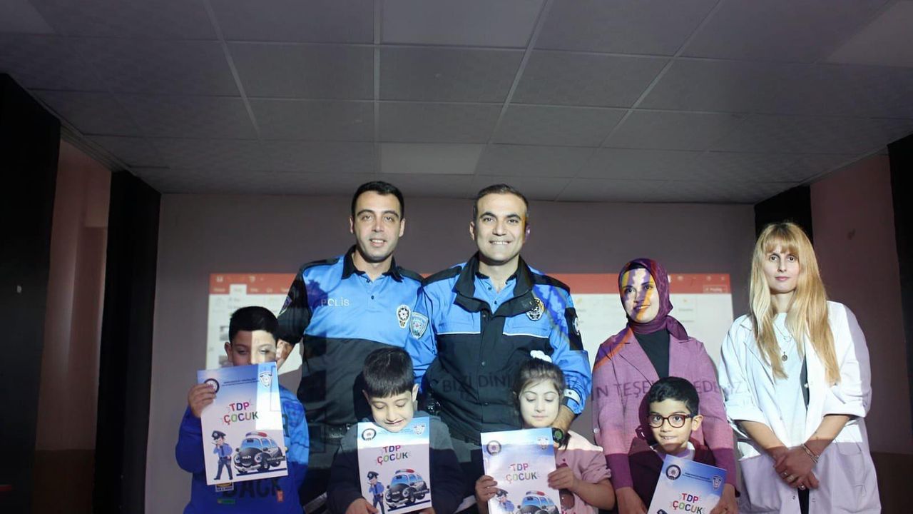 Kars Yenişehir İlkokulu’nda öğrencilere polislik mesleği tanıtıldı