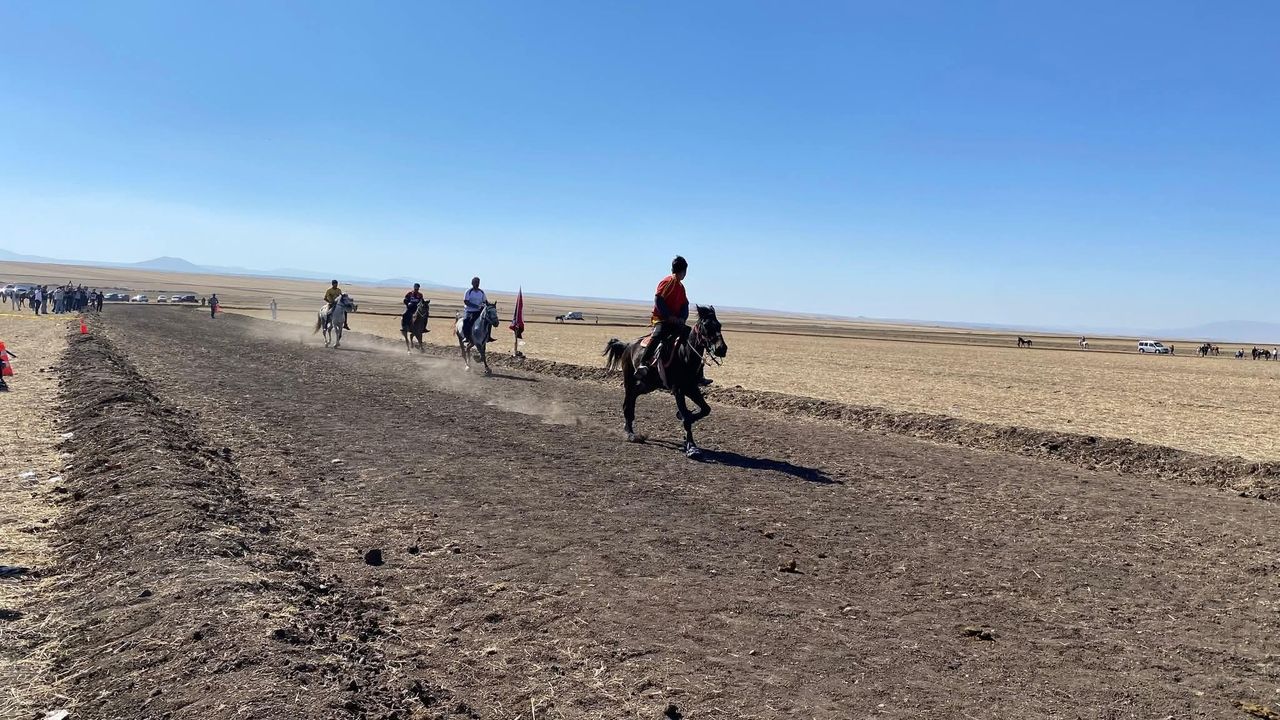 Arpaçay’da 4. geleneksel Rahvan At yarışları coşkusu