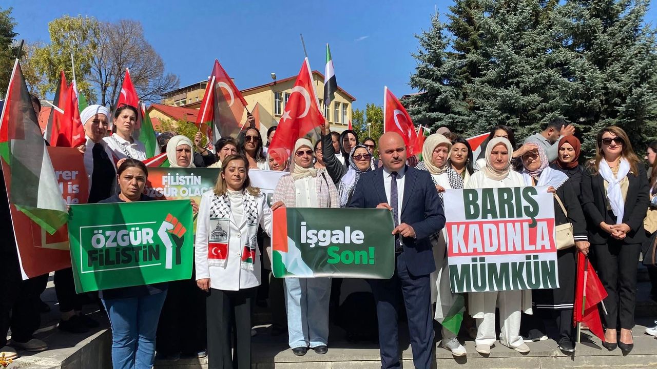 “Gazze için sessiz çığlık” etkinliği Kars’ta da eş zamanlı gerçekleştirildi