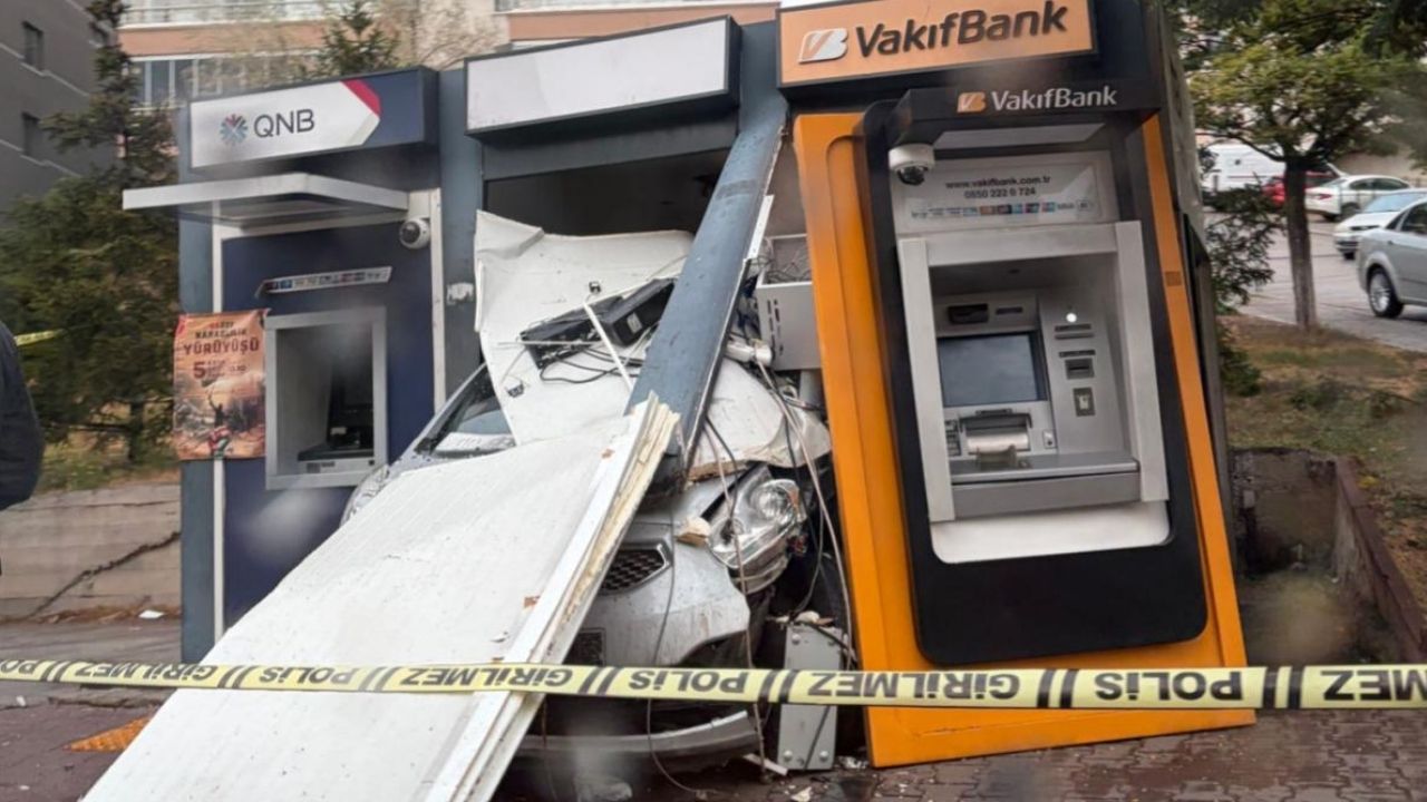 ra’da kaygan yolda kaza: Otomobil ATM’ye girdi