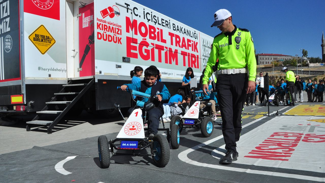Mobil Trafik Eğitim TIR’ı Kars’ta öğrencilerle buluştu