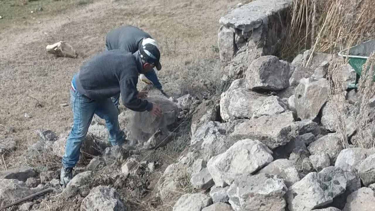 Selim Asri Mezarlığı’nda yıkılan duvarların yapımına başlandı