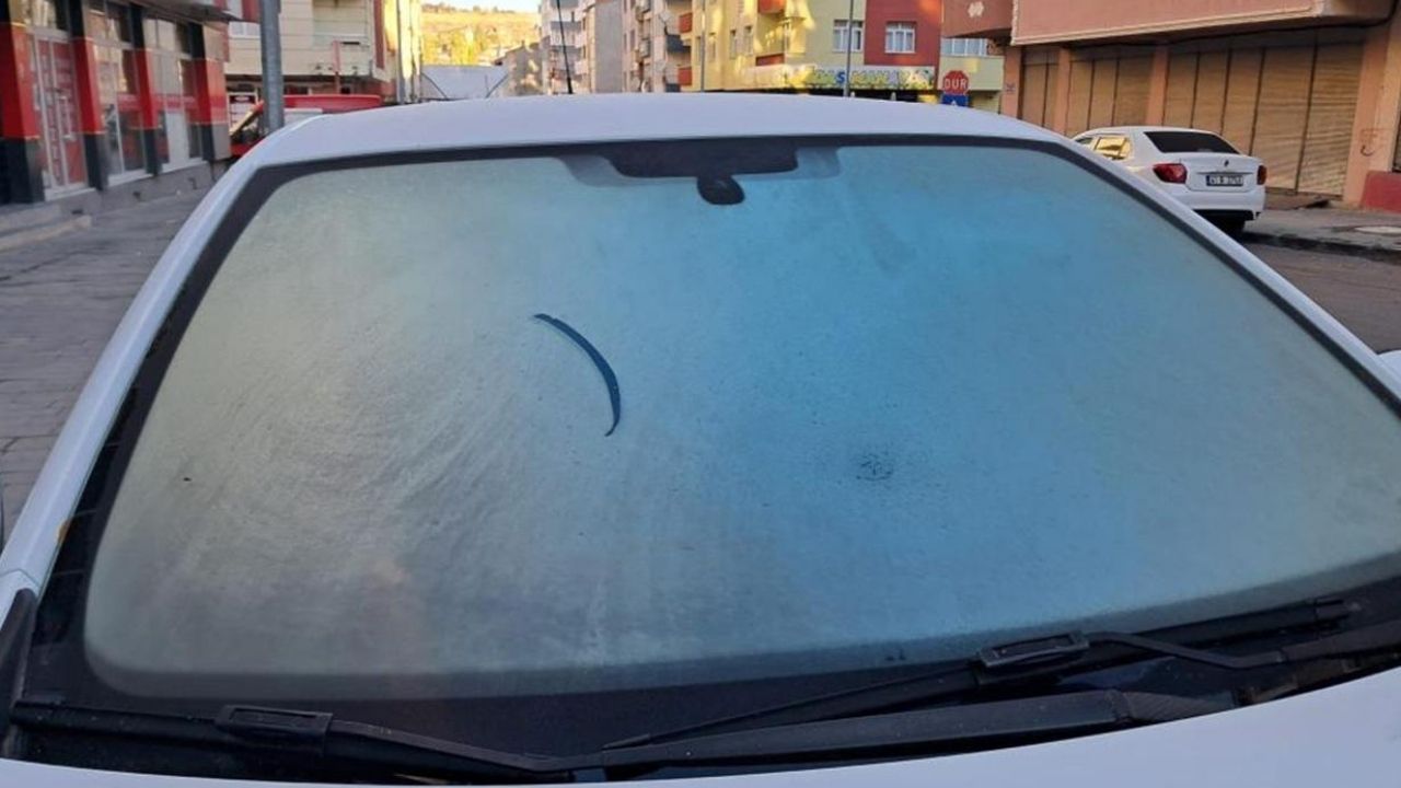 Kars’ta araç camları buz tuttu, sıcaklık -7 dereceye düştü