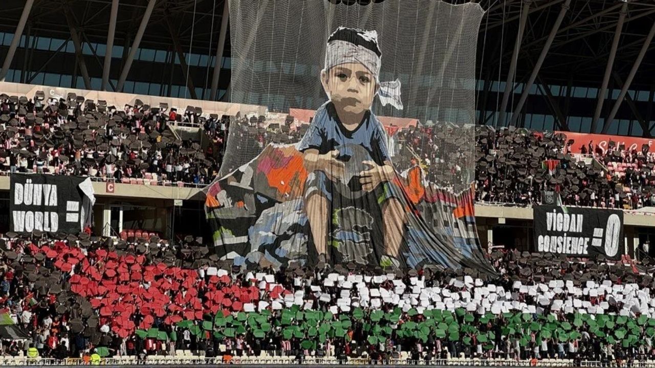 Sivasspor taraftarlarından Gazze’ye anlamlı destek: “Dünya: 0 – Vicdan: 0”