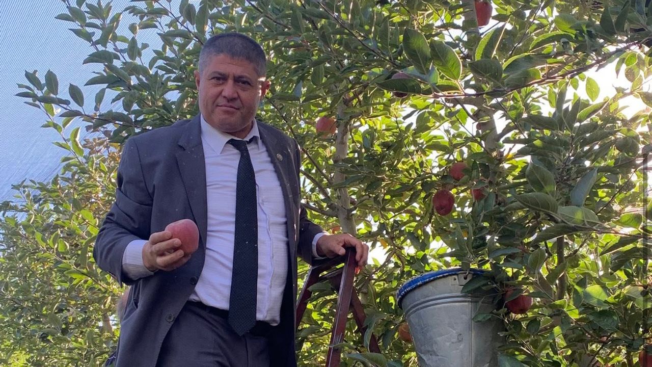 Başkan Selçuk Elma hasadına katıldı: Çiftçilerle bir araya geldi