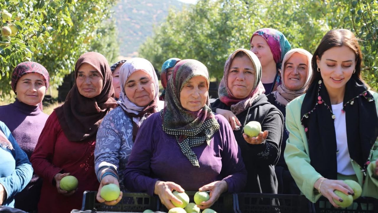 Başkan Caran, kadın çiftçiler günü’nde emekçi kadınlarla hasada katıldı