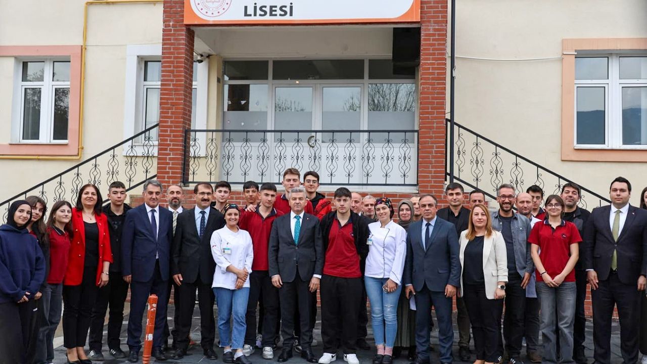 Artvin Valisi Ergün lise öğrencileriyle bir araya geldi