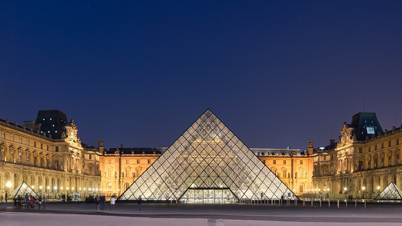 Louvre Müzesi soygun sonrası yeniden ziyaretçilere kapılarını açtı