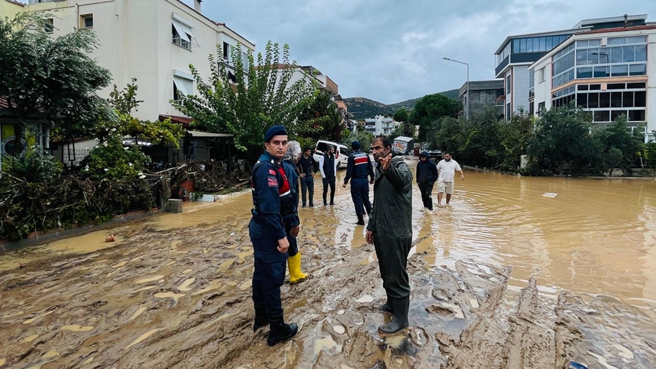 İzmir’de sağanak hayatı felç etti: Foça’da ev ve iş yerlerini su bastı