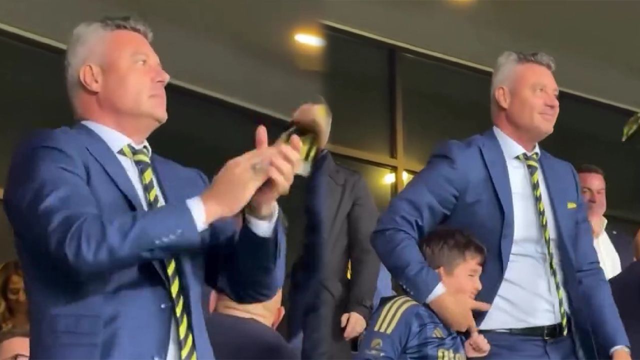 Tribünde samimi anlar: Saran’ın gol sevinci gündemde