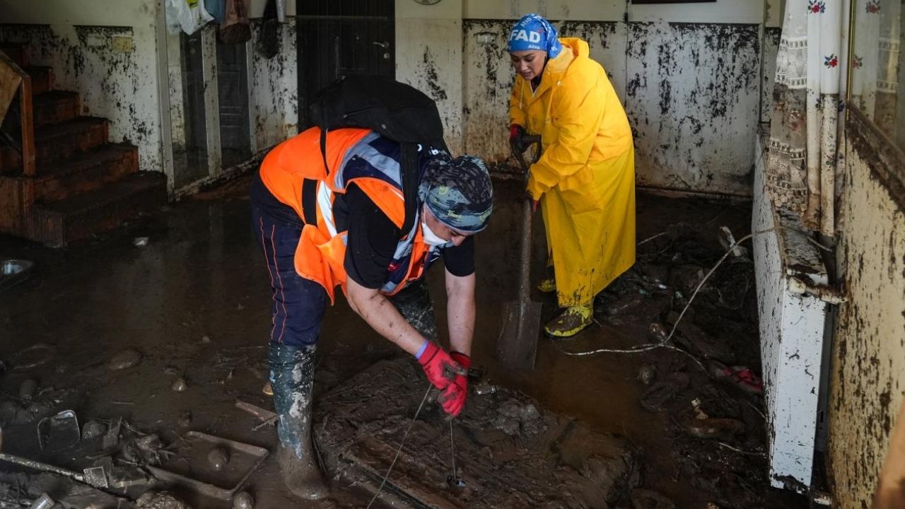 İzmir Foça’da selin yaraları sarılıyor