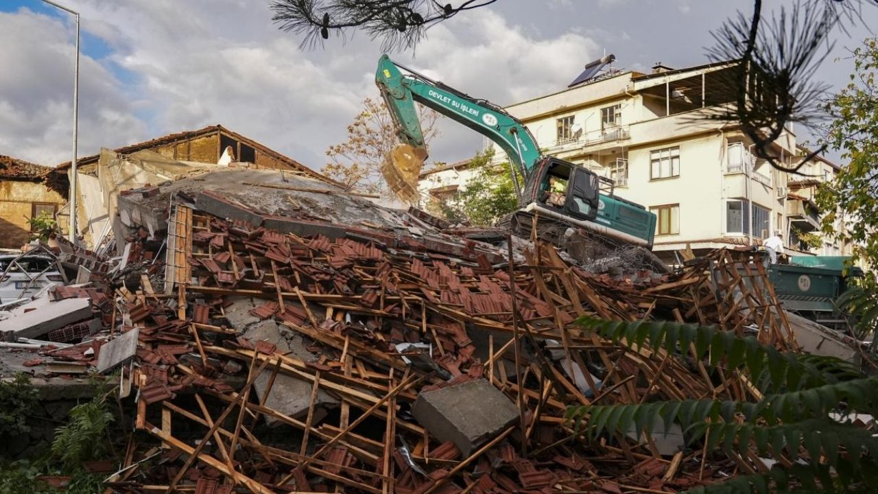 Balıkesir’de deprem enkazı kaldırma çalışmaları başladı