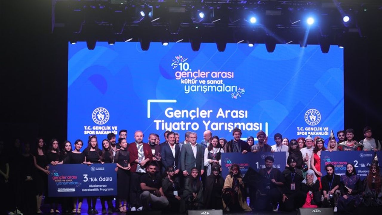 Genç oyuncular Aspendos Antik Tiyatrosu’nda sahne aldı