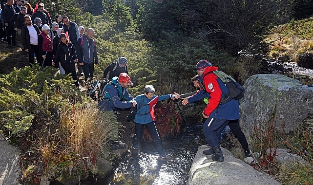 Uludağ’da yüzlerce kişi Cumhuriyetin izinde yürüdü
