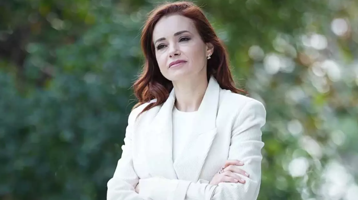 YÜREK BURKAN KAZA SONRASI ÖZGÜ NAMAL KONUŞTU: “15 DAKİKA NEFESSİZ KALDIM! KEMER OLMASAYDI…”