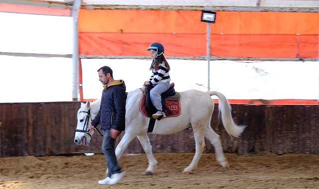 Ara tatili at üstünde geçirdiler