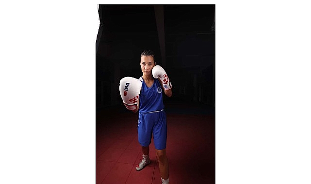 Ayşen, Riyad’da şanlı bayrağımızı göndere çekti