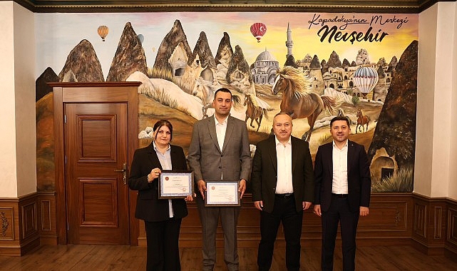 “İlmek İlmek Türkiye” Halı Motifi Vali Fidan’a Armağan Edildi