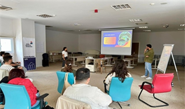 İzmir’de gençlere belediye çalışmaları hakkında eğitim