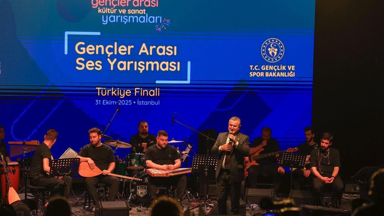 Bakan Bak gençler ses yarışmasında şarkı söyledi