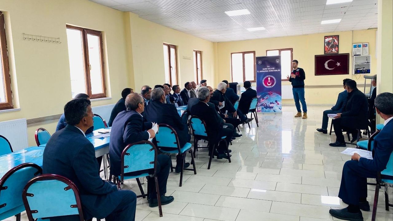 Jandarma, muhtarları siber suçlara karşı bilgilendirdi