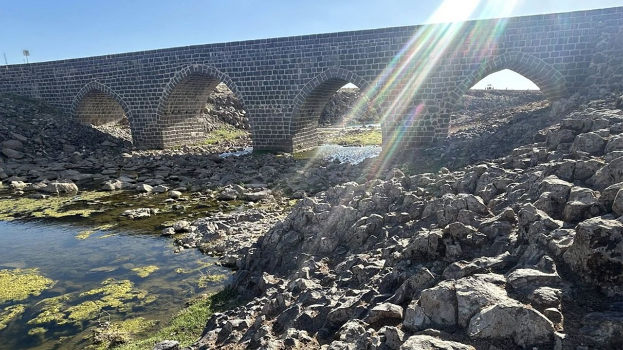 Diyarbakır’ın tarihi Dilaver köprüsü zamana direniyor