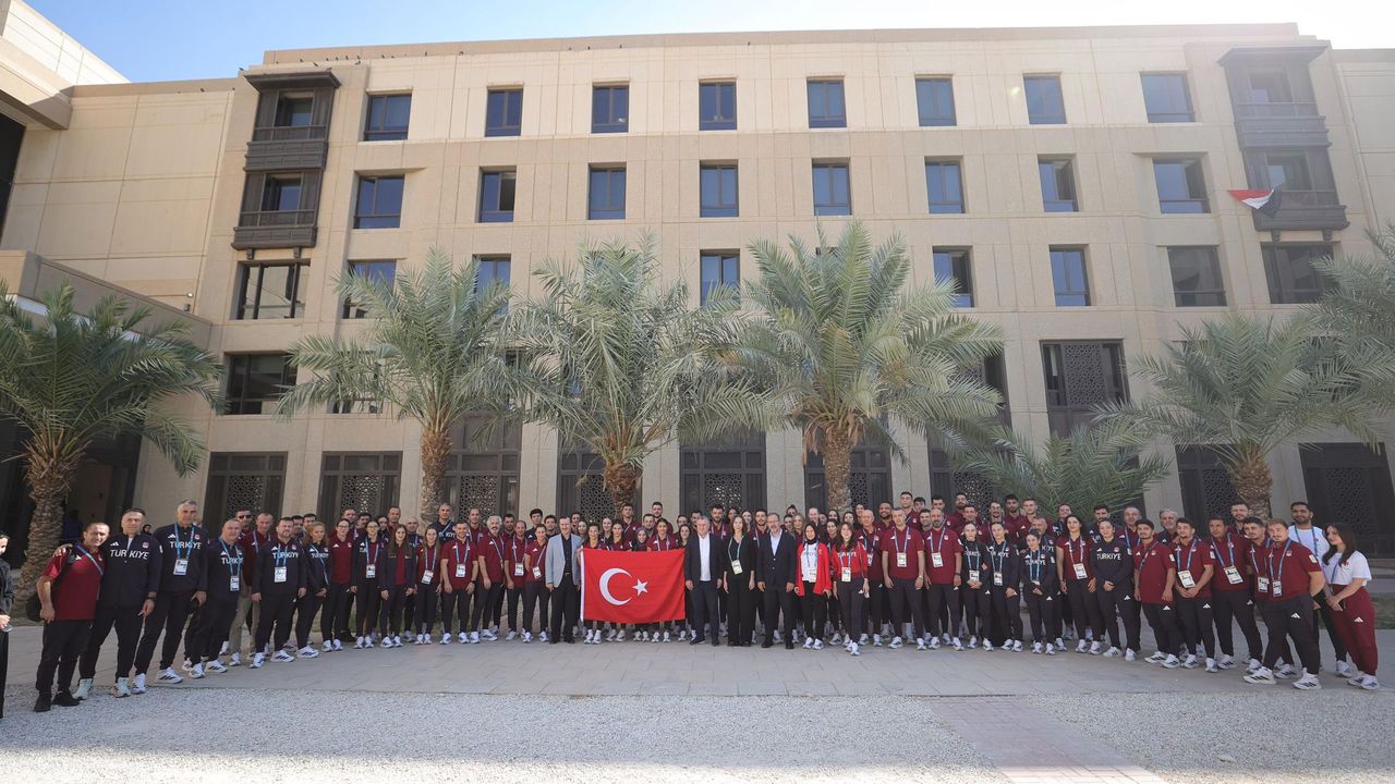 Bakan Bak, Suudi Arabistan’da millî sporcularla bir araya geldi