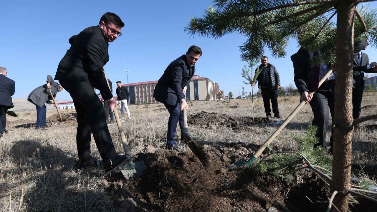 Kars’ta Karabağ Zaferi’nin 5. yıl dönümünde 44 fidan toprakla buluşturuldu