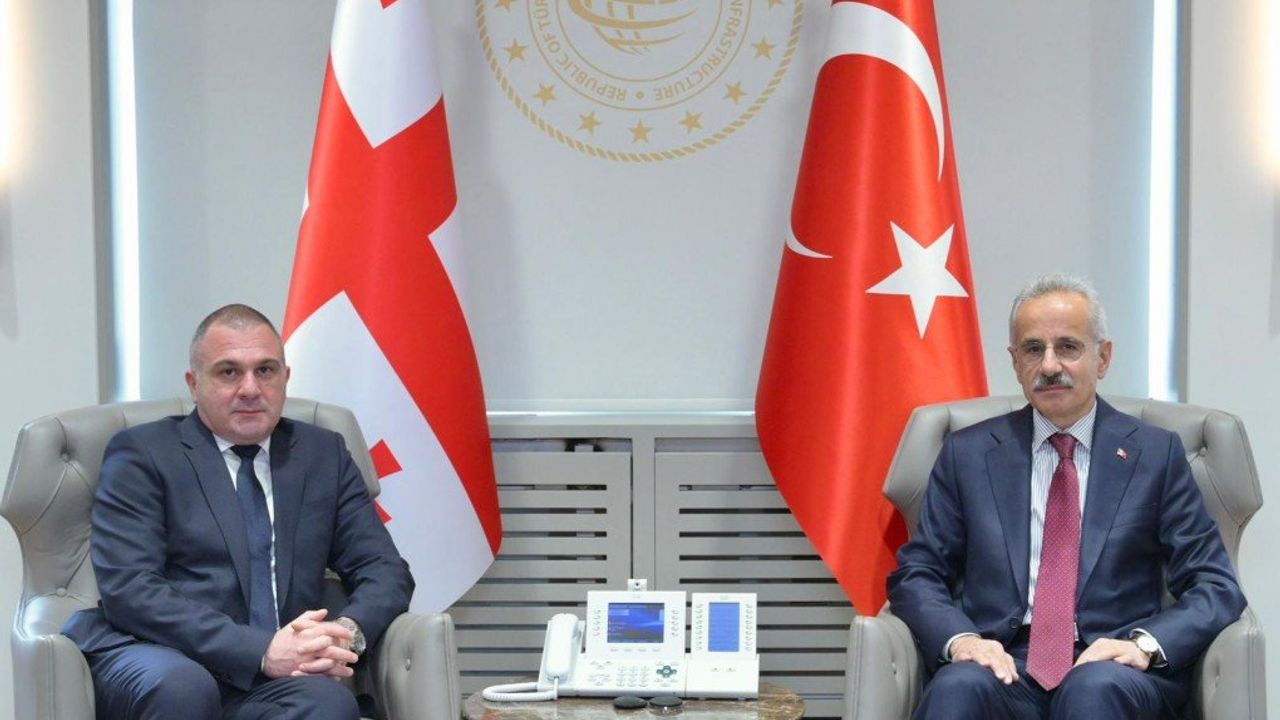 Bakan Uraloğlu, Gürcistan Altyapı Bakanı Sokhadze ile görüştü