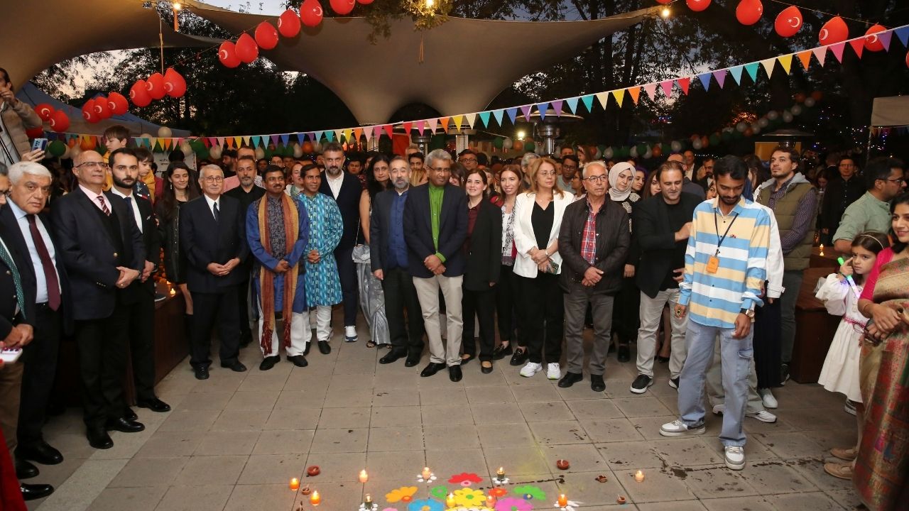 Divali coşkusu Gençlik Parkı’nda yaşandı